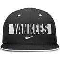 svart-platt-keps-justerbar-primetime-dri-fit-true-structured-round-bill-fran-new-york-yankees-mlb-av-nike