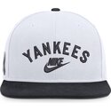 vit-och-marinbla-platt-keps-snapback-cooperstown-dri-fit-pro-structured-square-bill-fran-new-york-yankees-mlb-av-nike