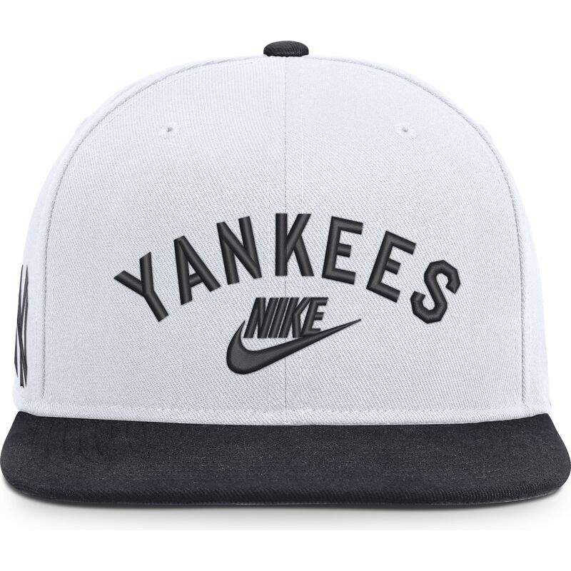 vit-och-marinbla-platt-keps-snapback-cooperstown-dri-fit-pro-structured-square-bill-fran-new-york-yankees-mlb-av-nike