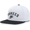 vit-och-marinbla-platt-keps-snapback-cooperstown-dri-fit-pro-structured-square-bill-fran-new-york-yankees-mlb-av-nike