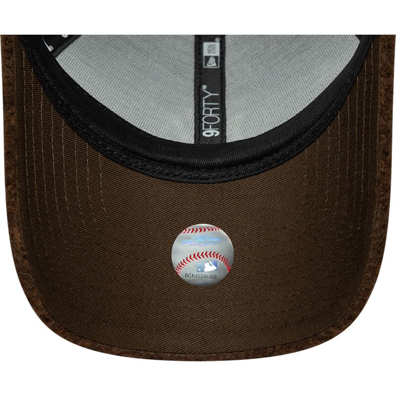 kepsar-bojd-brun-snapback-9forty-winter-borg-fran-new-york-yankees-mlb-av-new-era