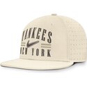 kepsar-platt-beige-justerad-dri-fit-true-structured-aero-bill-fran-new-york-yankees-mlb-av-nike