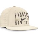 kepsar-platt-beige-justerad-dri-fit-true-structured-aero-bill-fran-new-york-yankees-mlb-av-nike
