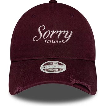 Kepsar böjd röd justerbart band 9TWENTY Slogan Sorry I'm Late av New Era