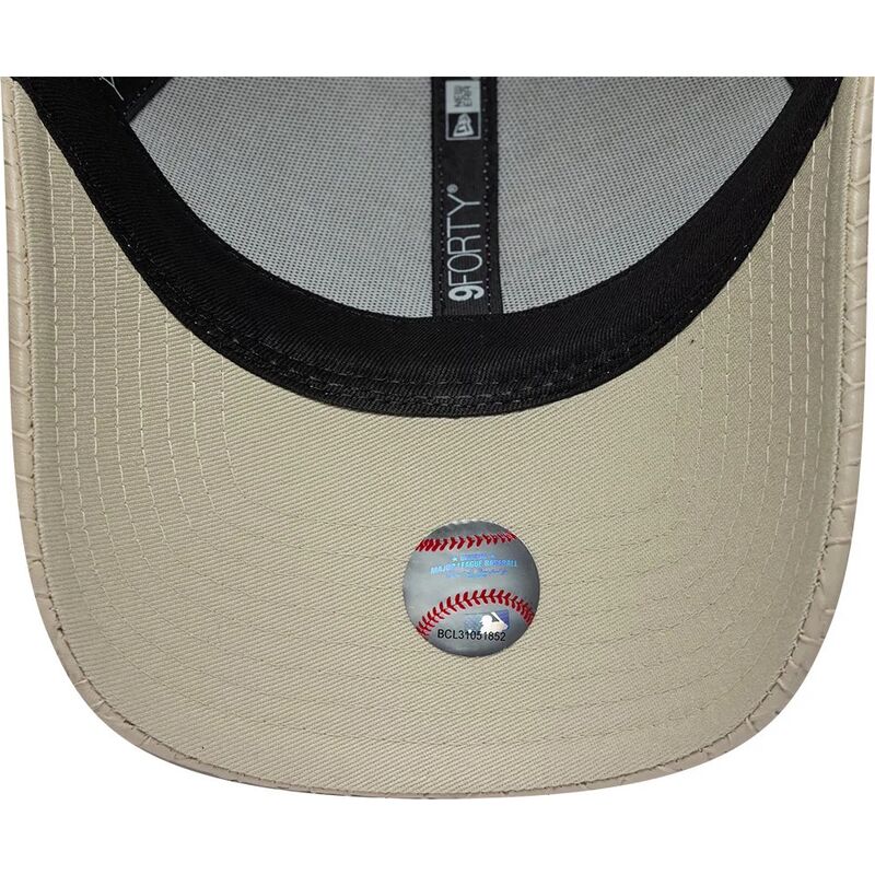 kepsar-bojd-beige-justerbart-band-9forty-pu-weave-fran-new-york-yankees-mlb-av-new-era
