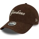 kepsar-bojd-brun-justerbart-band-9twenty-cord-script-fran-new-york-yankees-mlb-av-new-era