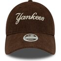 kepsar-bojd-brun-justerbart-band-9twenty-cord-script-fran-new-york-yankees-mlb-av-new-era