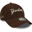 kepsar-bojd-brun-justerbart-band-9twenty-cord-script-fran-new-york-yankees-mlb-av-new-era