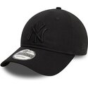 svart-bojd-justerbar-keps-med-svart-logotyp-9twenty-league-essential-fran-new-york-yankees-mlb-av-new-era