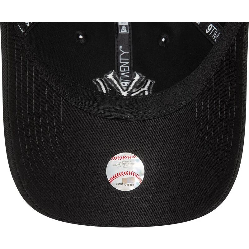 svart-bojd-justerbar-keps-med-svart-logotyp-9twenty-league-essential-fran-new-york-yankees-mlb-av-new-era