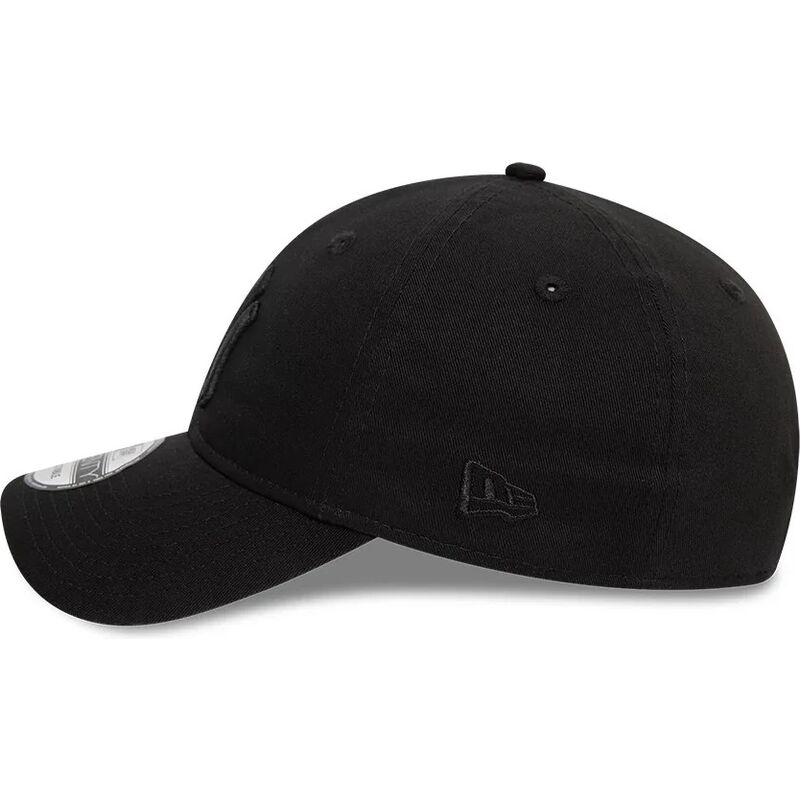 svart-bojd-justerbar-keps-med-svart-logotyp-9twenty-league-essential-fran-new-york-yankees-mlb-av-new-era