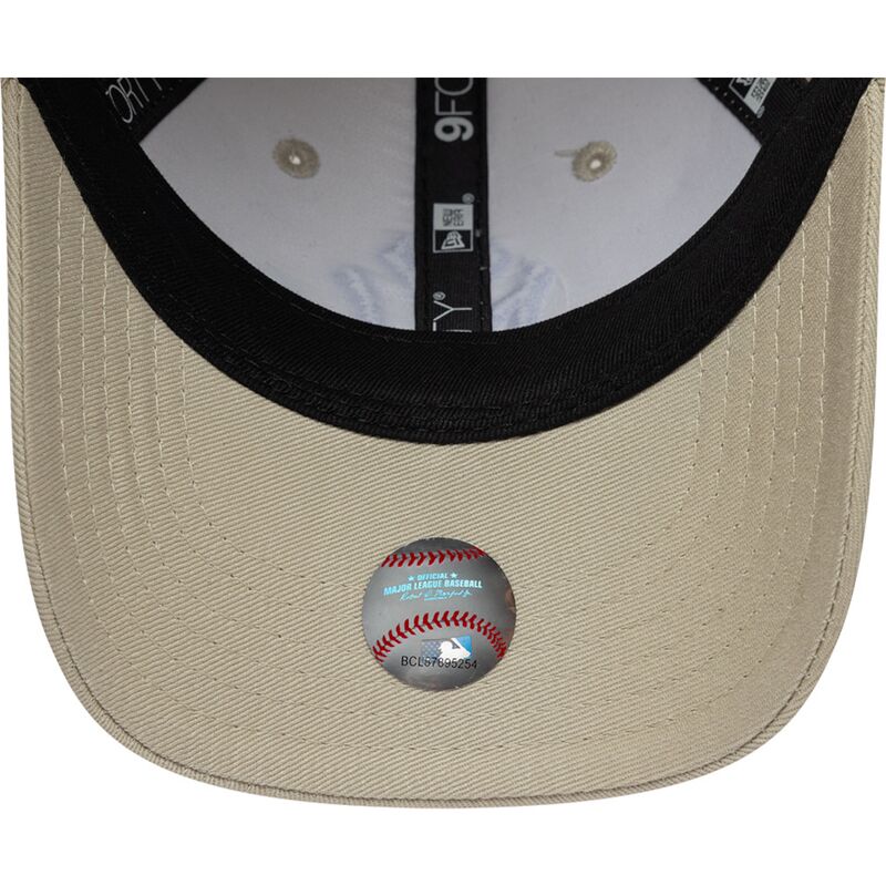 kepsar-bojd-beige-justerbart-band-9forty-monster-icon-fran-new-york-yankees-mlb-av-new-era