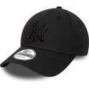 svart-bojd-justerbar-keps-med-svart-logotyp-9forty-league-essential-fran-new-york-yankees-mlb-av-new-era