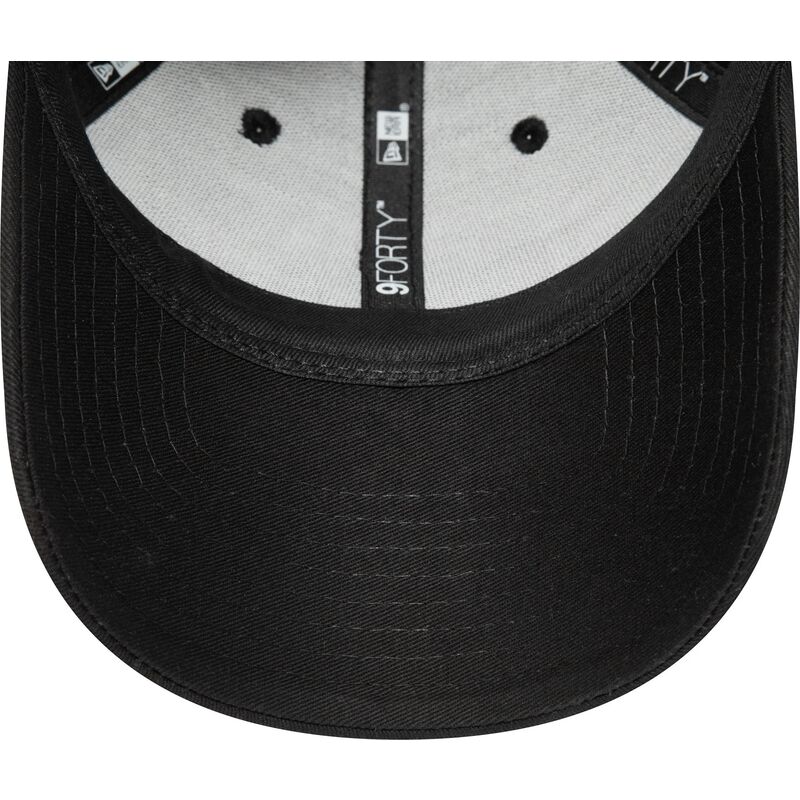 svart-bojd-justerbar-keps-med-svart-logotyp-9forty-league-essential-fran-new-york-yankees-mlb-av-new-era