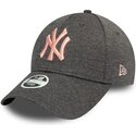 gra-justerbar-kurvad-keps-med-rosa-logotyp-9forty-tech-jersey-fran-new-york-yankees-mlb-av-new-era