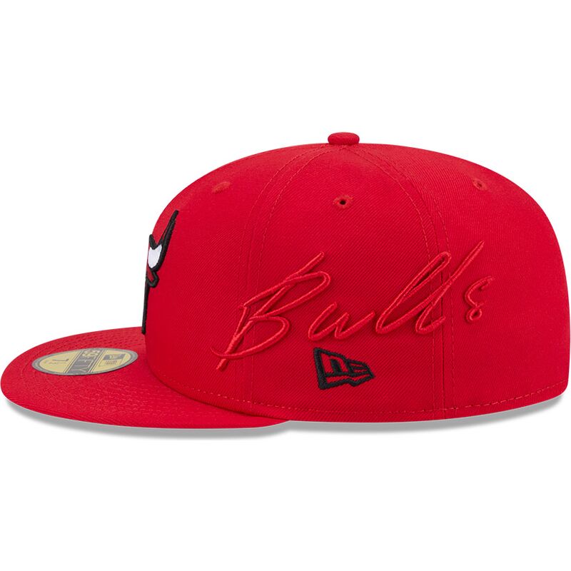 kepsar-platt-rod-justerad-59fifty-side-script-fran-chicago-bulls-nba-av-new-era