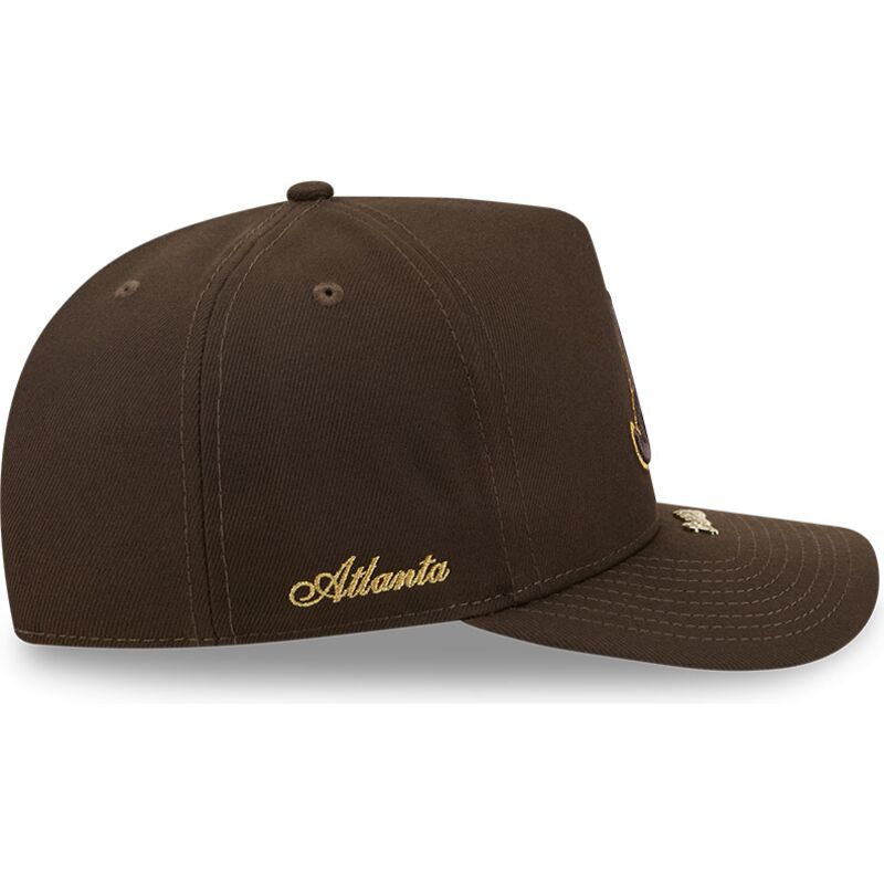 kepsar-bojd-brun-snapback-9fifty-a-frame-precurved-visor-pin-fran-atlanta-braves-mlb-av-new-era