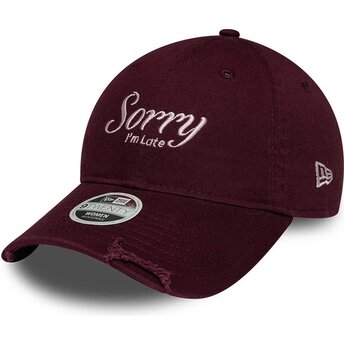 Kepsar böjd röd justerbart band 9TWENTY Slogan Sorry I'm Late av New Era