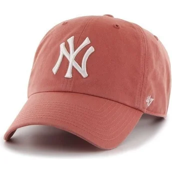 Röd keps med böjd skärm och stort frontlogo från MLB New York Yankees från 47 Brand