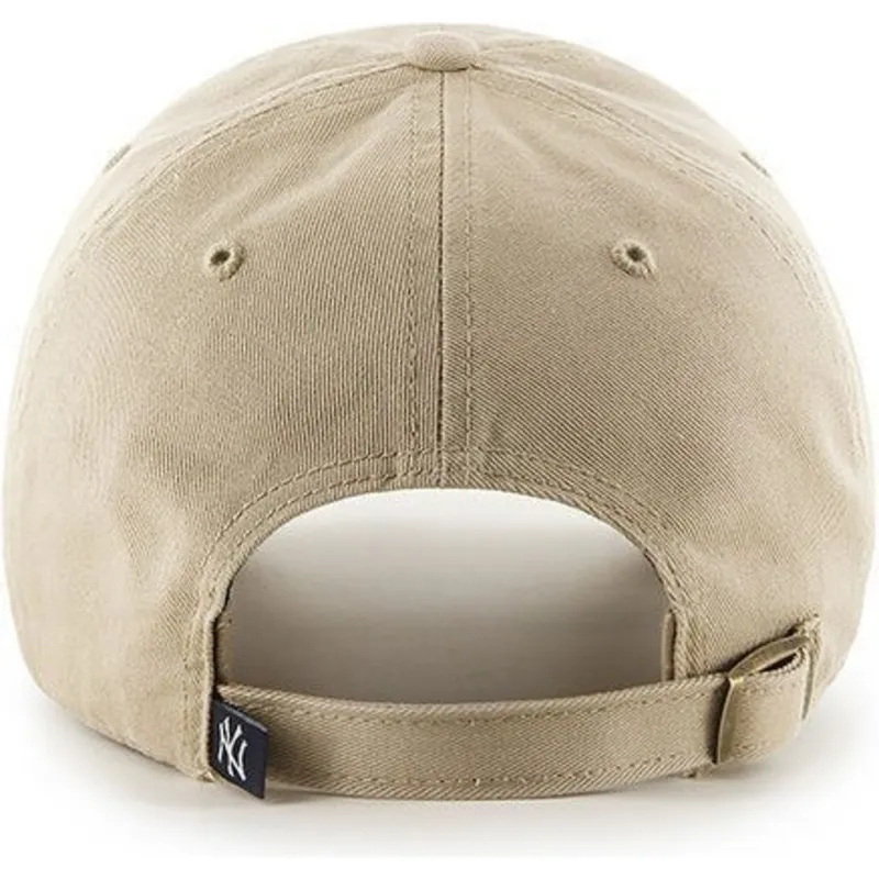 keps-med-bojd-skarm-beige-med-stort-frontlogotyp-av-mlb-new-york-yankees-fran-47-brand