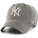 svart-keps-med-bojd-skarm-och-stort-frontlogo-av-mlb-new-york-yankees-fran-47-brand